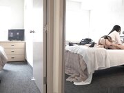 趁室友洗澡把她男朋友借来填满我的小穴