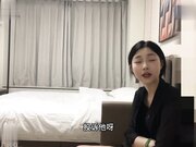 身材娇小，皮肤白嫩胸部圆润，上面粉嫩下面特别紧，刚开始就喊受不了表情丰富