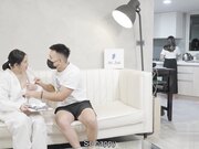 趁女友不注意爆操淫荡大奶小姨子