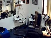 纹身诊所里偷拍奶子超大白嫩的妹子