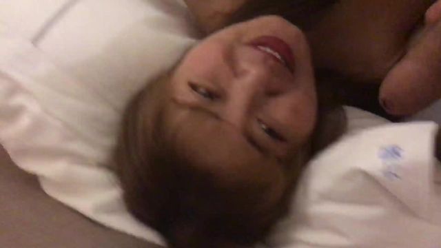 刚刮完鸡巴毛的屌哥和女同学开房