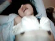 骚女出租屋手指摳穴自慰挑逗男友求操