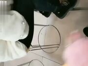 真实勾搭 母女烧烤店勾引老板未遂 出门勾搭上了捡破烂的老头