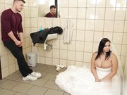 新婚女孩的饥渴勾引 新娘的骚逼必须被操翻