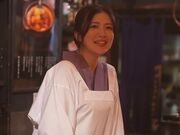在居酒屋被年轻女老板诱惑避雨与出轨1