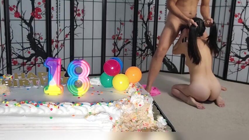 继女的成人礼 继父给18岁女儿开苞 让女儿深喉操她嫩逼