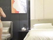 外表很清纯的兼职学生妹各种姿势爆插她的小黑B