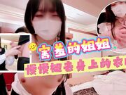 害羞的姐姐慢慢褪去身上的衣服