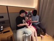 高颜值性感男娘 穿白丝玩cosplay被俩猛男轮奸爆操