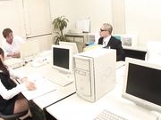 女同事边打电话边做爱,娇喘的声音都传到电话哪头去了