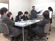 实习大胸女秘书会议室被下流同事轮干,一脸哀怨