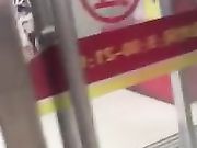 街拍射在美女黑丝袜上 真刺激