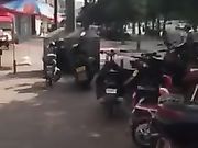 街拍射在美女黑丝袜上 真刺激