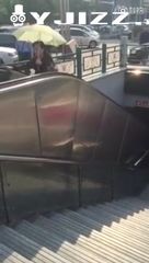 街拍射在美女黑丝袜上 真刺激