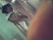 某酒店女服务员偷拍多名大奶住客洗澡