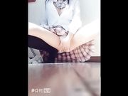 豪乳嫩妹穿着学生制服家中直播自慰
