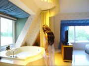 超性感女神模特拍写真时被摄影师故意用水枪射屁股,摸奶,玩弄,丰满翘臀真想上去叉她,