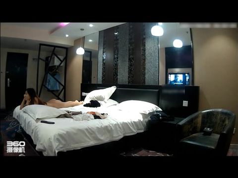 第一次在宾馆约会大学援交学生妹有些拘谨