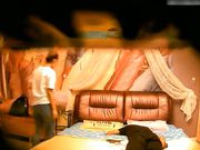 清纯漂亮的大学美女穿着紧身牛仔裤太性感,还没操就已经被爱舔逼的男友扯掉裤子舔到高潮后再狠狠狂插