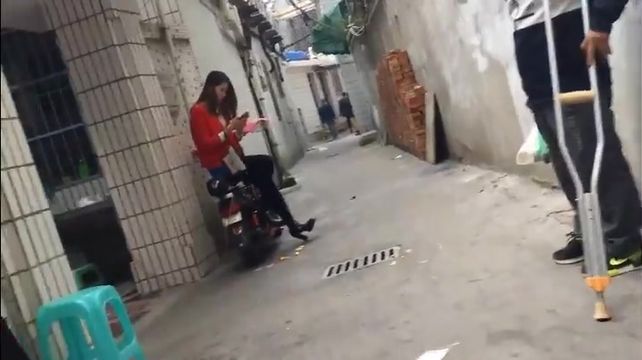 胖哥路过城中村偶遇坐在电动车上等客的漂亮妹子100块有找双视角拍摄