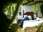 精品宾馆偷拍活泼开朗的牛仔裤美女被男友带到房间后不好意思磨叽半天才脱衣服 操爽后主动女上位迎合