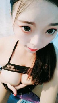 情趣裝揉奶扣逼自慰水超多 场面淫蕩