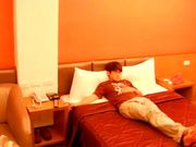 猥琐眼镜男叫到一个身材颜值不错的兼职小姐姐,偷拍做爱全过程