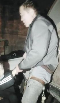 为了礼物太拼了年轻主播不挑食户外与两个很饥渴的大叔玩3P大叔很着急要插啊不停说快点快点对白非常精彩