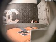 主题酒店偷拍隔壁财经大学高颜值长发纹身美女和新男友啪啪,刚开始还装纯说：你怎么进去的,操的嗷嗷叫!看内裤就是个