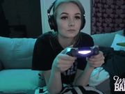 气质美女正在玩游戏男友过来又是让口交又是猛操 边玩游戏边被草 最后被颜射