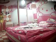 打炮很猛的眼镜哥一进hello ketty主题房就迫不及待扒妹子衣服一顿猛操 操的地动山摇床都快塌了