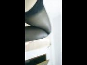 大款的跑车刷起黑丝开裆女主播和男友到卫生间卖力开草这妞的逼洞好小啊插起一定很爽