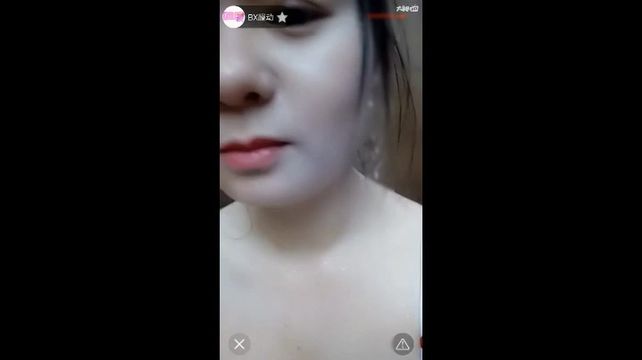 白嫩大眼萌妹温泉直播让人摸奶摸逼 还给别人打飞机这小哥不知道有没有幸福来敲门的感觉