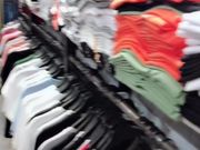 性感混血网红曼曼和大屌猛男假装买衣服躲进商场试衣间啪啪啪