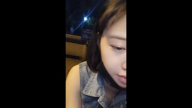 样子满可以的美女主播晚上没穿内裤在天桥玩露出摸逼期间有不少人路过