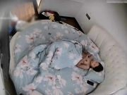 肤白貌美的高颜值性感美女被相貌平平的男友在床上各种姿势折腾抽插 操爽后2人满足的抱在一起