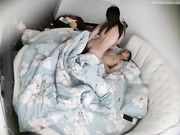 肤白貌美的高颜值性感美女被相貌平平的男友在床上各种姿势折腾抽插 操爽后2人满足的抱在一起