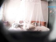 温馨可爱房情侣大学生开房造爱清纯完美身材小美女衣服没脱就被大个子眼镜男按倒干一发