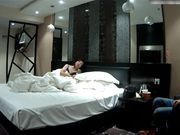 长发气质少妇约战小鲜肉刚进屋就抱起来脱光温柔口交过一会又来一位小伙不知道啥情况聊几句走后俩人又激情造爱