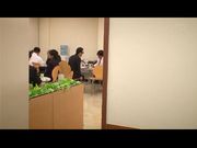 极品制服美女被同事在公司胁迫直接强上了