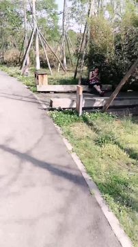 网红刘婷剧情演绎路边搭讪打扮性感的妹子在树荫下野战不时有人路过非常刺激