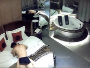 圆床套房年轻情侣激情造爱娇小短发美女被男友压着操干出好多白浆冲刺的时候超级刺激射完妹子还检查套子漏没漏