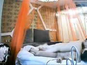 特别敏感的漂亮大眼美女酒店和新男友约会开始害羞玩手机鸡鸡插进去后爽的大叫,担心被人听见自己捂着嘴巴干!