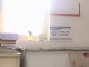 在某通公司业务代办点上班好骚的妹子在办公室露奶脱裤自摸摸出淫水