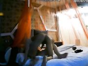 超漂亮的低胸连衣裙美女刚进房间就被按在床上操了一次,洗完澡后继续干