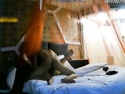 超漂亮的低胸连衣裙美女刚进房间就被按在床上操了一次,洗完澡后继续干