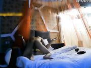 超漂亮的低胸连衣裙美女刚进房间就被按在床上操了一次,洗完澡后继续干