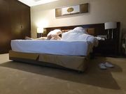 96年女神级童颜气质大学美女酒店援交土豪时被猛男各种高难度姿势狠狠爆操,干的美女腿发软躺那不动了!