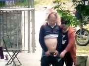 保安翻看监控农家小院大爷和姘头大白天在门前老汉推车一边看一边调侃