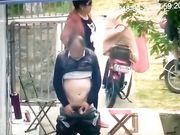 保安翻看监控农家小院大爷和姘头大白天在门前老汉推车一边看一边调侃